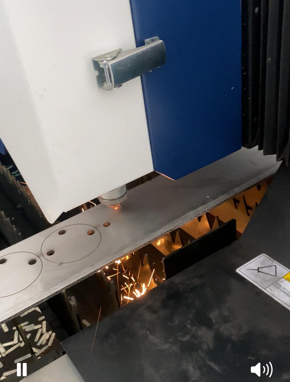 Découpe laser d'une plaque métallique
